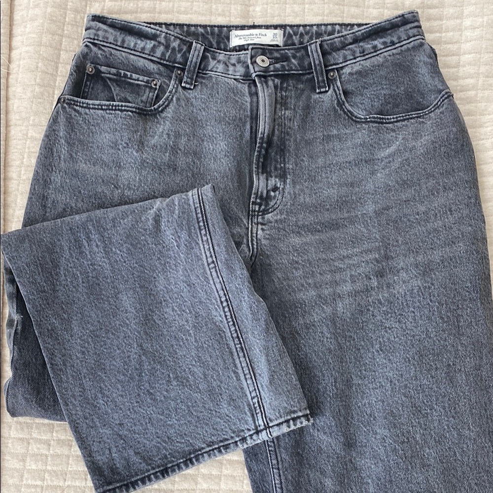 Abercrombie Curve Love - The 90s Relaxed Jean High Rise